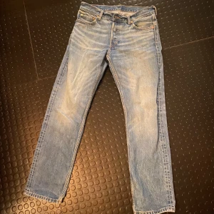 Weekday Kleen Straight fit 30/32 - Sparsamt använda, köpta i somras. Färgen är som en urtvättad mörkblå.