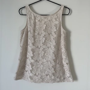 Linne från zara - Romantiskt linne med spetsblommor från zara. 