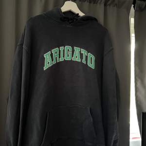 Axel Arigato hoodie i storlek M, inga defekter. Baggy fit HMU för fler frågor och bilder:)