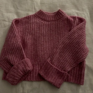 Rosa stickad tröja ifrån Ginatricot  - Säljer min rosa stickade tröja ifrån Ginatricot! Storlek S men passar Xs! Köpt för 1 år sedan använd ca 5 gånger, inga defekter! Säljer för 70 kr+ frakt 