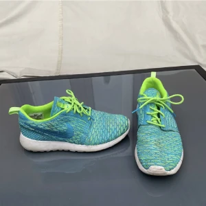 Unika Nike-skor - Såååå snygga och unika Nike sneakers!! Perfekta för att både springa och träna i, eller bara ha för att de är snygga 😎 storlek 38,5, men eftersom att de har snörning kan man dra åt dem hårt om man har 37,5-38 också. Köpta i NYC. Några små fläckar, märks k