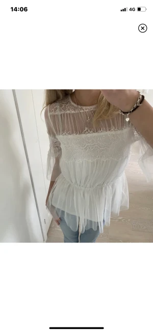 Vit blus  - Super fin vit blus köpt här på Plick! Älskar den men den kommer inte till andvändning🎀❤️