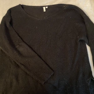 En fin stickad tröja  - En fin stickad tröja från Nelly. Andvänd endast en gång, ser väldigt smutsig ut på bilden men går ju såklart att rolla bort de. Strl S, är ganska tunt stickad så kan vara lite genomskinlig. 