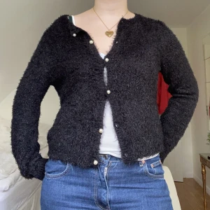 Mysig kofta - En jättesöt lite fluffig kofta med fina pärlor som knappar.❤️Jag köpte koftan i höstas men tyvärr har den inte kommit till användning för mig❤️