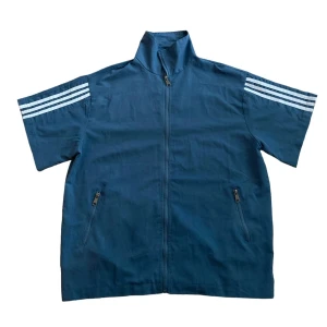 vintage adidas zip up - inte äkta adidas zip up i storlek L inköpt i japan