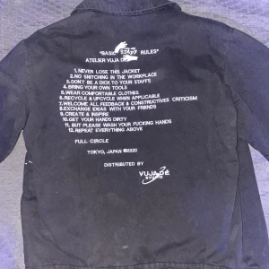 Vuja De Studios Denim Jacka - Vuja de Studios denimjacka, bra skick 