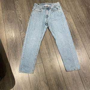 Ett par Vailent jeans i bra skick. Säljer pga för lite användning. En liten fläck bak som knappt synns.