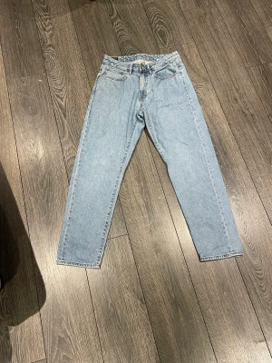 Vailent Jeans - Ett par Vailent jeans i bra skick. Säljer pga för lite användning. En liten fläck bak som knappt synns.