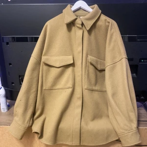 H&M jacka - Inte super använd. Den är stor och håller värmen relativt bra 