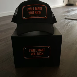 Johnhatter ”I will make you rich” - 9/10 skick. Ny pris 995kr. Köpt ifrån Johnhatters egna hemsida. Man får med boxen. Du står för frakten.
