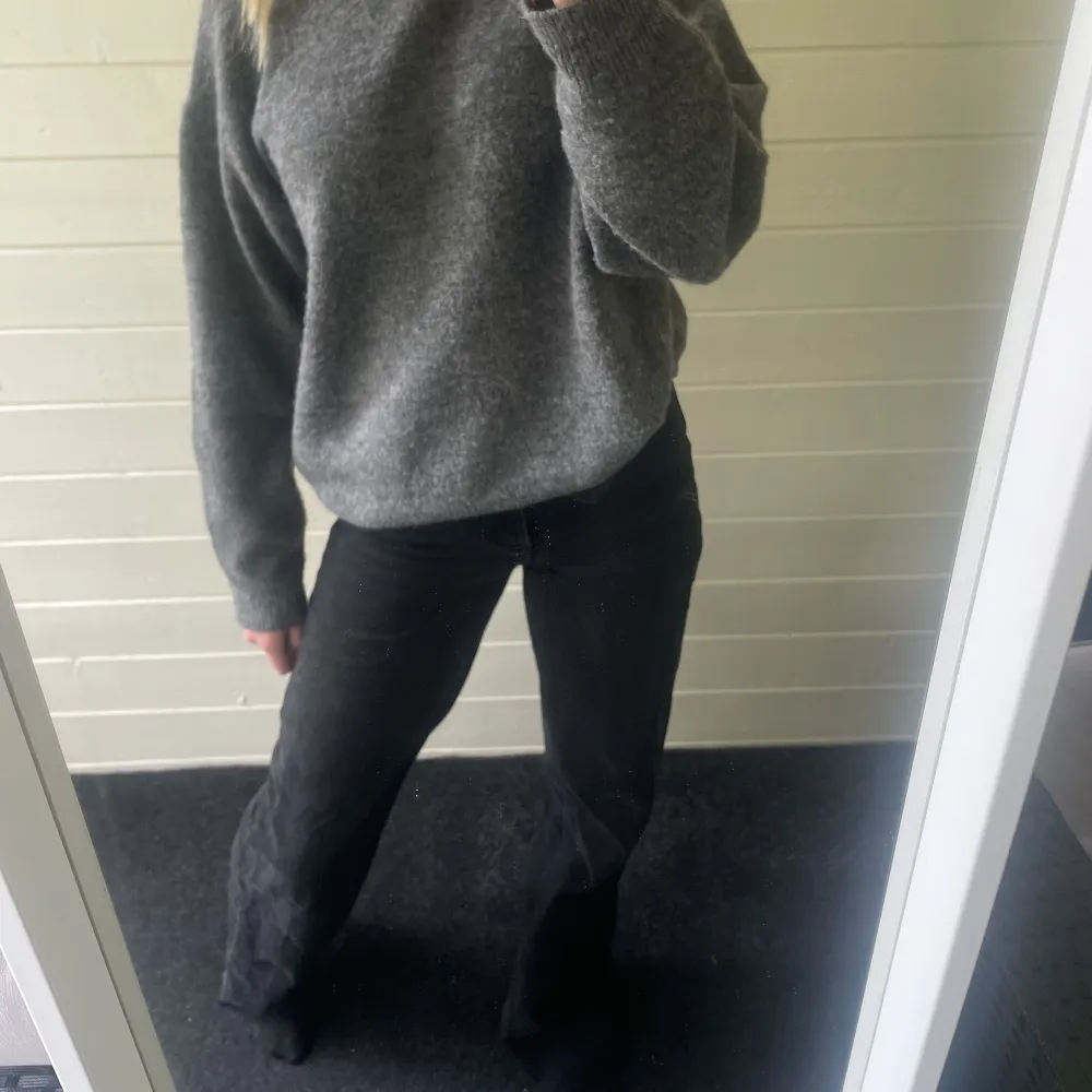 Säljer dessa supersnygga zara jeans då dom börjat bli för små💕. Jeans & Byxor.