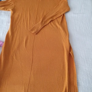 Lång tröja  - Lång tröja med två slets. Passar till en M också 