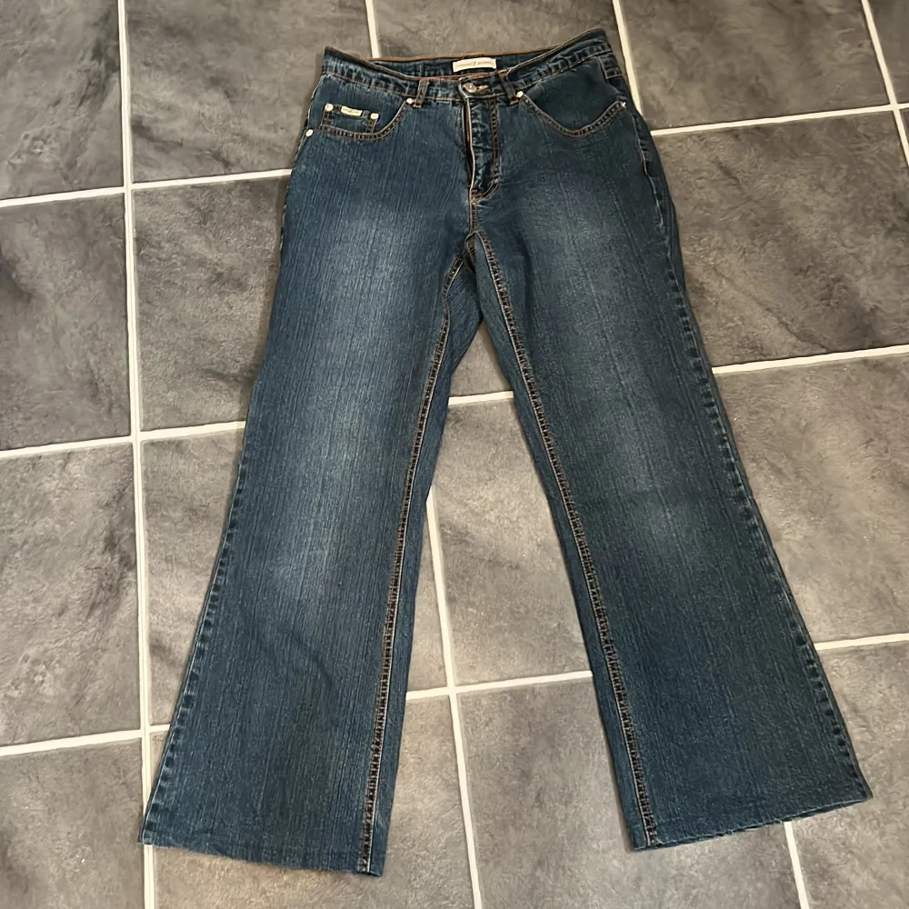 2000s vintage jeans i storlek 38. 300kr plus frakt. . Jeans & Byxor.
