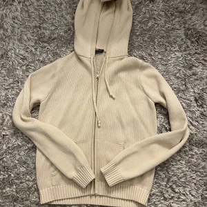 Brandy melville tröja - Säljer denna mysiga stickade tröjan från brandy melville. Aldrig använd. Det går bra att klicka på köp nu😊.