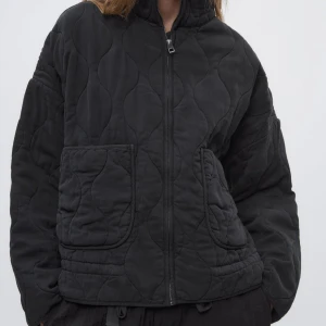 Intressekoll på NY Zara jacka - Intressekoll på min supersnygga Zara jacka!! Nästan aldrig använd🩷🩷