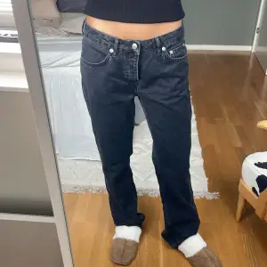 Lågmidjade jeans - lager 157 - storlek m - jag är 170 och brukar ha s 
