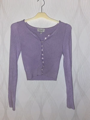 Topp - Fin topp med knappar. Använd sparsamt  Ifrån Other stories storlek XS