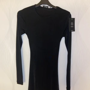 Svart klänning  - Svart fin klänning ifrån NAKD. Går ner till knäna. Väldigt skön och är öppen i ryggen. Aldrig använd. Kan visa bild hur den sitter på om det är intressant. 