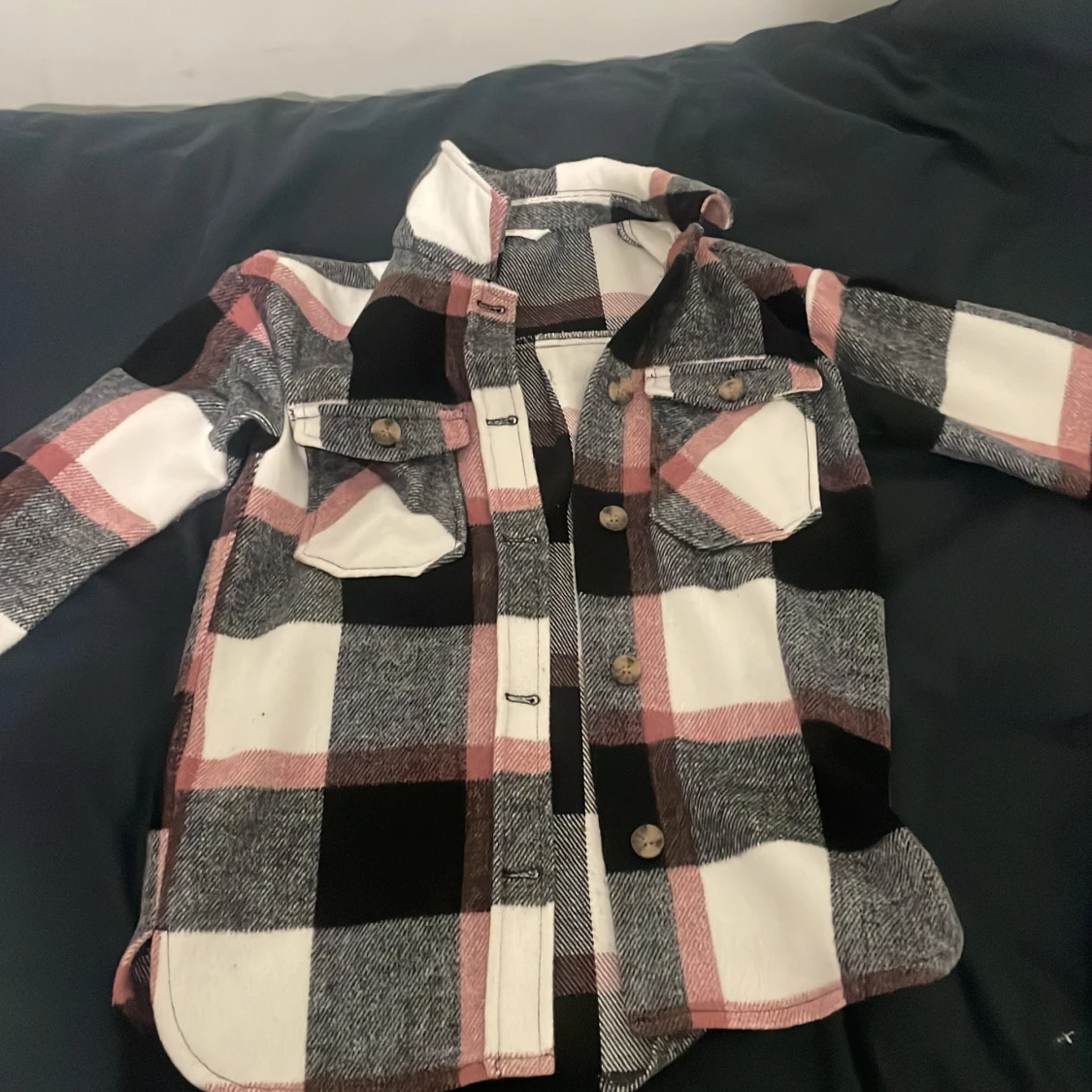 En fin höst kappa i färgen rosa,svart,vit och grå