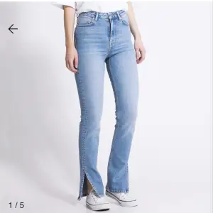 Jeans med slits från lager 157 stl s, använd fåtal gånger så i väldigt fint skick🤍säljs pågrund utav att de bara ligger i garderoben, bara att skriva om du undrar något eller om du vill ha bilder på mina jeans. 100kr plus frakt 