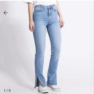 Jeans med slits - Jeans med slits från lager 157 stl s, använd fåtal gånger så i väldigt fint skick🤍säljs pågrund utav att de bara ligger i garderoben, bara att skriva om du undrar något eller om du vill ha bilder på mina jeans. 100kr plus frakt 