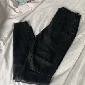 Läderbyxor från zara - Läderbyxor från zara i storlek s   Använda 1 gång 