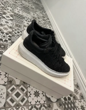 Alexander Mqueen - Kommer i orginalbox med kvitto. Behövs en tvätt så kan dem bli fina.