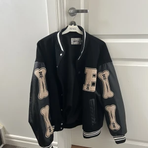 Baseball jacka - Köpt 2021 men använd fåtal gånger, väldigt bra skick. Den är i storlek M men passar mig perfekt som har stel S. Köpte för 800kr, men säljer för 400kr! 