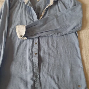 Skjorta  - I bra skick. Passar till både m och L