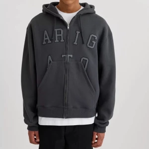 Hoodie Axel Arigato (Legend zip) - Superfin hoodie från Axel Arigato i modell Legend zip. Denna färg görs inte längre och var väldigt populär! Ordinariepris: 2300 SEK  Sparsamt använd!  (Säljes i befintligt skick) Overzised fit så skulle säga den även passar en M.