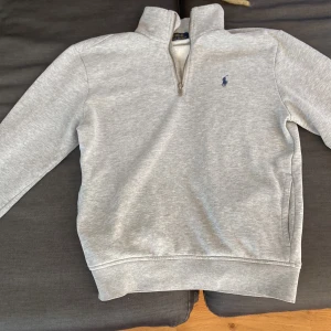 Polo Ralph Zip Up - Den är i bra skick och har inga hål. Den är tjockare än en vanlig zip up (typ samma tjocklek som en sweatshirt).