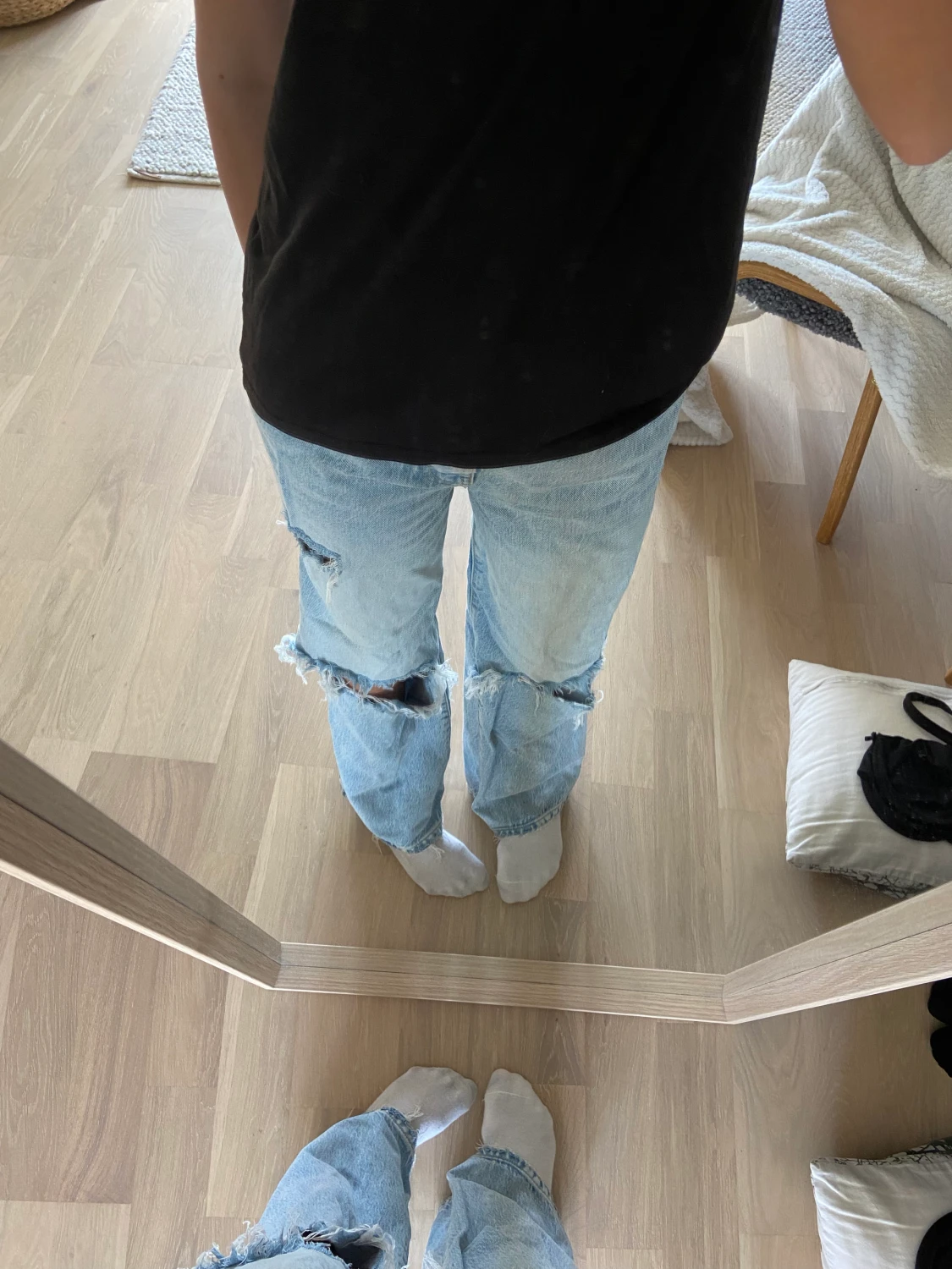 Blåa jeans med hål 