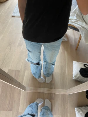 Blåa jeans med hål  - Säljer dessa jeans med hål i. Köpte de här på plick men har tyvärr inte kommit till användning. 