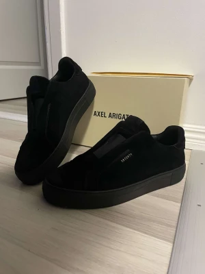 Axel arigato skor - Säljer mina populära axel Arigato skor då jag inskaffat nytt! Köpta för typ 2,4 och skorna är använda sparsamt som ni också kan se på bilden.  Allt som jag tagit bild på medföljer! Vid frågor hör av er! 