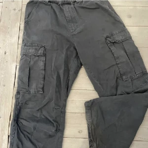 Gray Cargos - säljer dessa gråa cargobyxor från Urban Outfitters. Tåligt tyg och sitter snyggt på! Skicka om du vill ha fler bilder eller har frågor! 149kr+frakt