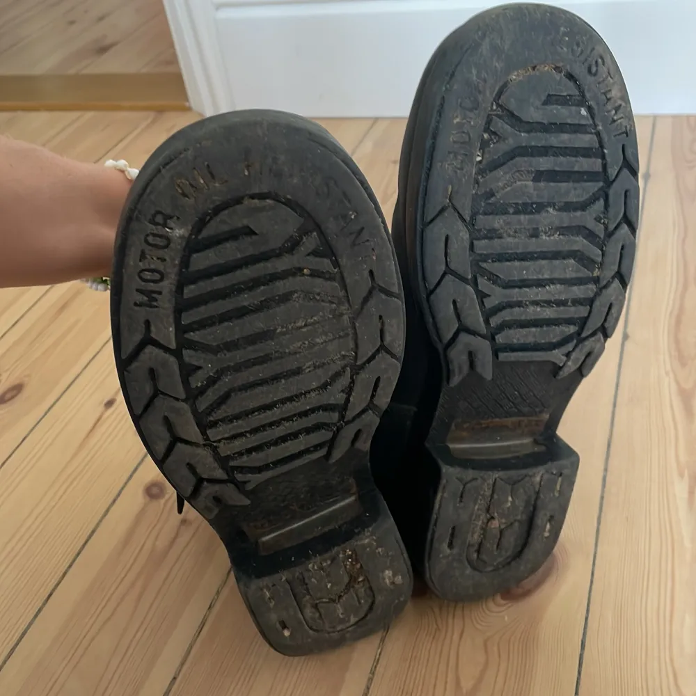 Svarta boots i läder, dem är använda men har inga skador och är i väldigt bra skick. True to size. Skor.