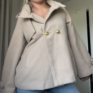 Kappa - Kappa med gulddetaljer