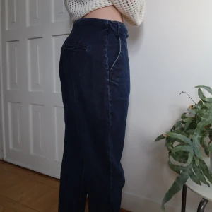 Blåa jeans byxor - Blåa jeans från h&m. Högmidjade men går att ha längre beroende på midja. Korta i benen (modellen på bilden är 172cm). Bra skick! Säljer för att jag ej använder den längre 💙