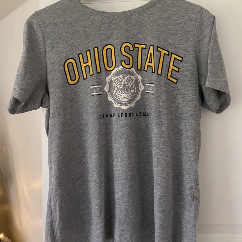 Ohio state, grå superskön fin T-shirt säljes!. T-shirts.