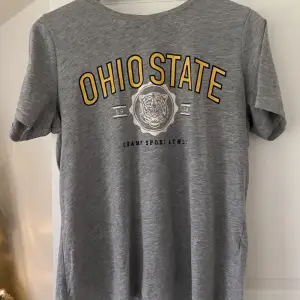 Ohio state, grå superskön fin T-shirt säljes!