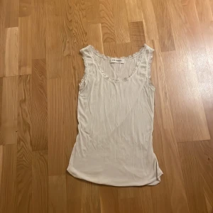 Vit linne - Ett linne som är för stort för mig. Inga byten,står inte för postens misstag.