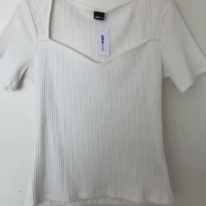 Ny topp från gina  - Säljer denna as snygga toppen med prislapp kvar från gina tricot. 