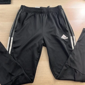 Snygga addidas byxor! - Ett par addidas byxor i ny skick! Kanske använda två ggr! Storlek 164 skulle säga att de sitter som 32. Köpte för 400 säljer för 100! Sjukt bra pris då de nästan är oanvända!