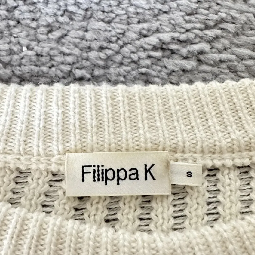 En stickad tröja från Filippa K som söker ny ägare. Använd fåtal gånger men små ”flaws” (se bild 3). Kond : 8/10. Fits BTS, passar medium. Tveka inte att höra av dig vid frågor eller fler bilder😄🤝. Tröjor & Koftor.