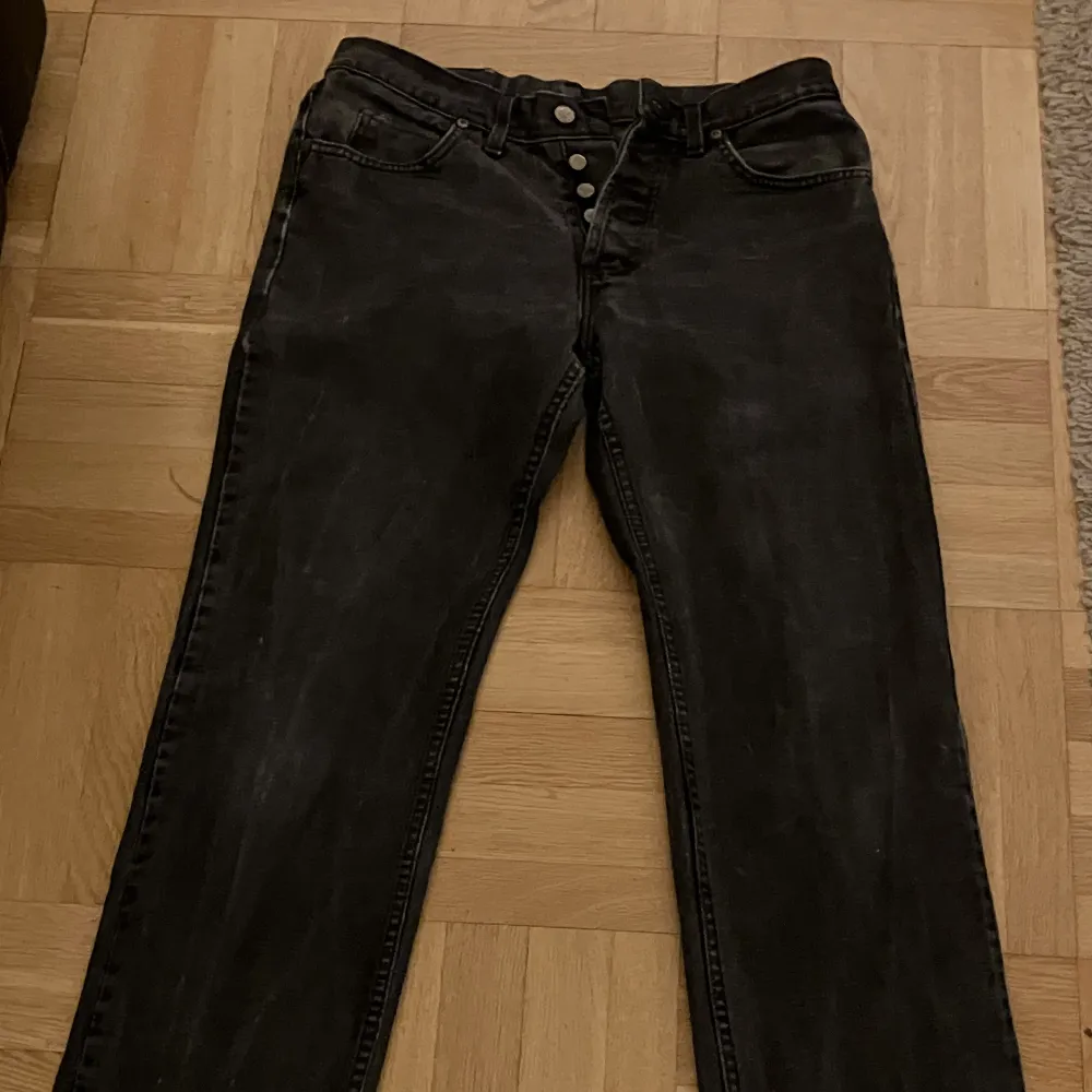 Svarta lee low waisted jeans som har blivit för små för mig nu. . Jeans & Byxor.