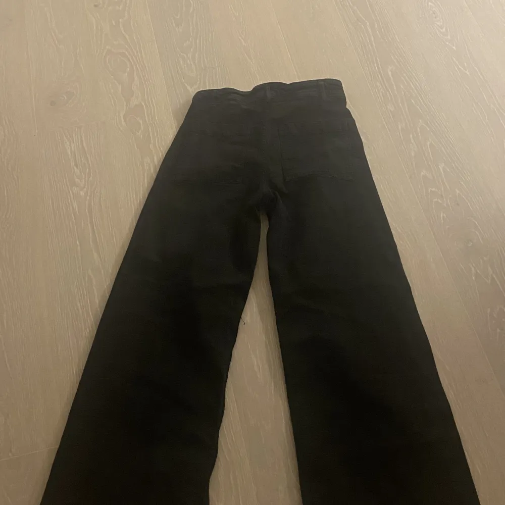 Dessa svarta jeans är från Zara. Använt fåtal gånger. Dessa är i storlek 38. Köpte de för 399 kr, säljer för 200 kr. . Jeans & Byxor.