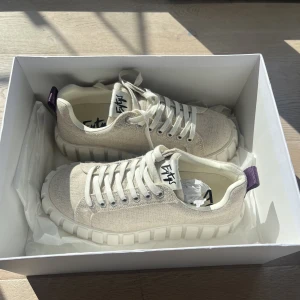 Eytys sneakers - Säljer dessa snygga eytys skor. Helt oanvända i storlek 38! Nypris 1700kr säljer för 1200kr💗