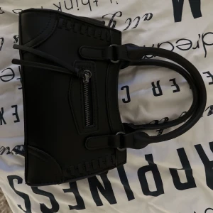 Trendig gina tricot väska  - Säljer min trendiga gina tricot väska då den inte riktigt kommer till användning…. Har använt den minst två gånger….långa axelbandet är också med… skriv för fler bilder💞💞💞💞