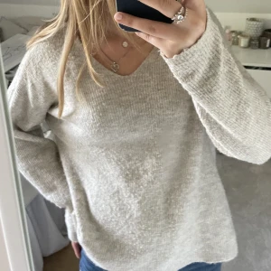 Stickad tröja  - Jätte fin u ringad tröja som har använts många gånger men är i bra skick. 