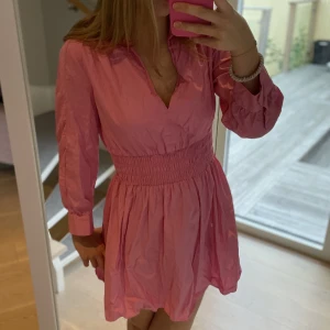 Rosa zara klänning  - Somrig zara klänning. Använd fåtal gånger o inga synliga defekter på klänningen. Är öppen för att diskutera priset.